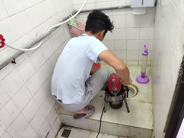 永寿管道堵塞冒臭气 专业师傅现场解决问题